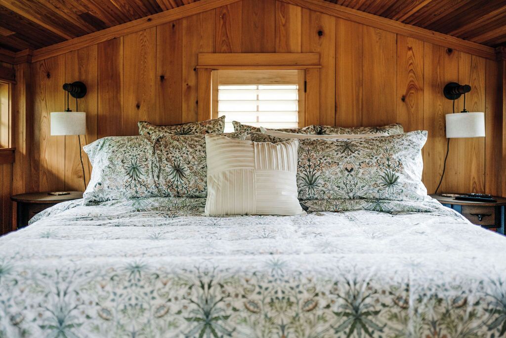 1 bedroom, desk, internet, bed sheets