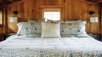 1 bedroom, desk, internet, bed sheets