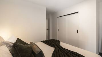 3 habitaciones, tabla de planchar con plancha, wifi y ropa de cama