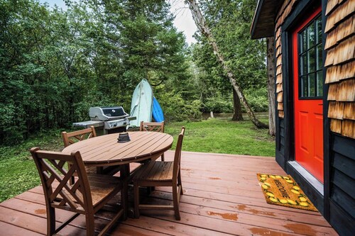 Cozy River Cabin | Private Deck & Shared Riverside