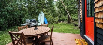 Cozy River Cabin | Private Deck & Shared Riverside