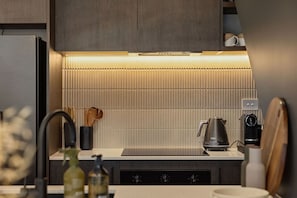 Coffee/tea maker, fridge, microwave, oven - Prime Location with mountain views (Queenstown)