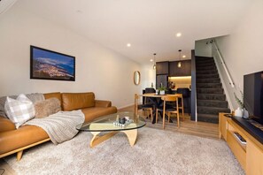 Living room - Prime Location with mountain views (Queenstown)