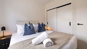 Unclassified image, 4 of 29, button - Prime Location with mountain views (Queenstown)