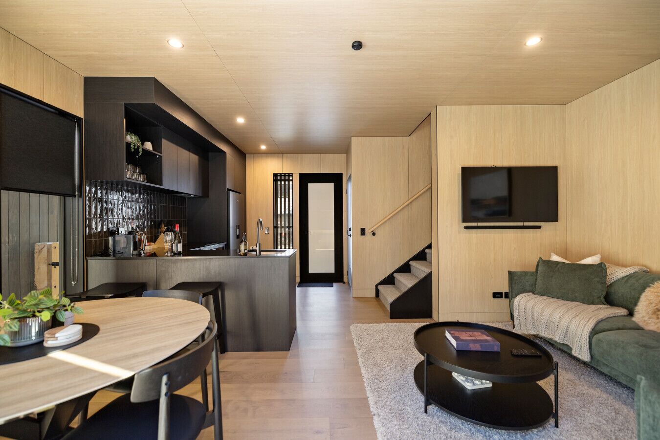 Um interior moderno com cozinha, sala de jantar e sala de estar.