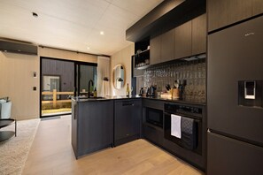 Coffee/tea maker, fridge, microwave, oven - Luxury Queenstown 2Bed Villa (Queenstown)