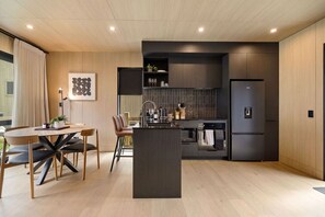 Coffee/tea maker, fridge, microwave, oven - Prime Location, best value in Queenstown (Queenstown)