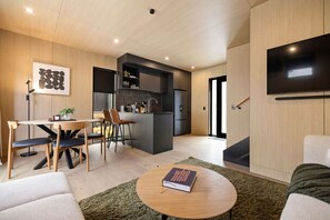 TV, stereo - Prime Location, best value in Queenstown (Queenstown)