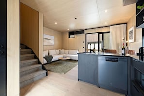 TV, stereo - Prime Location, best value in Queenstown (Queenstown)