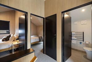 Desk, iron/ironing board, travel cot, WiFi - Prime Location, best value in Queenstown (Queenstown)