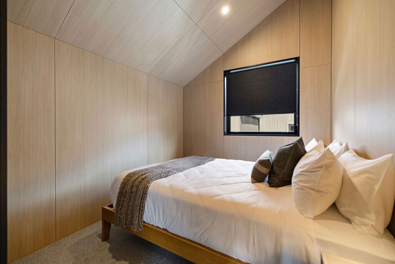 2 slaapkamers, een bureau, een strijkplank/strijkijzer, reisbedje