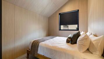 2 slaapkamers, een bureau, een strijkplank/strijkijzer, reisbedje