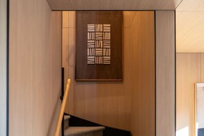 Ein modernes Interieur mit einer Holzvertäfelung und einem geometrischen Kunstwerk.