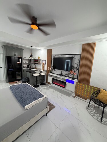Amazing 2Bedroom 2 Bath Cozy Suite- Tub - Fireplace - AC