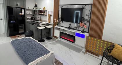 Amazing 2Bedroom 2 Bath Cozy Suite- Tub - Fireplace - AC