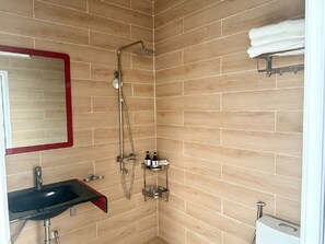 A bathroom with a shower, sink, and toilet. - KHA NGUYENHOTEL (Mong Cai 2)