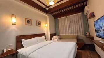 Family Triple Room | Desk, blackout drapes, soundproofing, WiFi (free)