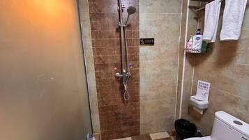 Superior Twin Room | Bathroom | Shower, hair dryer, slippers, towels