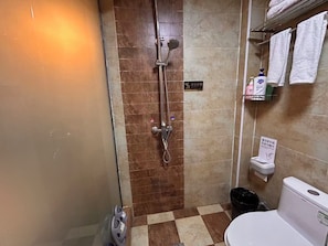 Ducha, secador de pelo, pantuflas, toallas