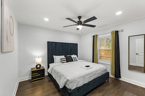 3 bedrooms, iron/ironing board, WiFi (free), bed sheets - 3-bedroom house in pleasant Atlanta, Conveniently located on E kirkwood (Atlanta)