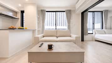 Suite, City View | Living area