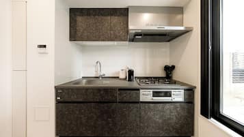 Suite, City View | Private kitchen