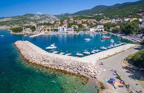 A coastal town with a marina, clear waters, and a rocky breakwater. - Holiday apartment apartment with air conditioning and wifi (Klenovica)