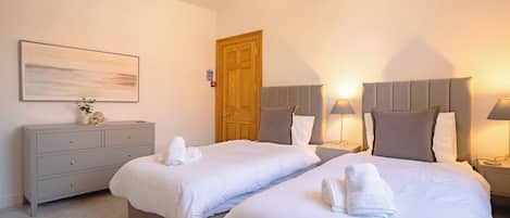 6 bedrooms, internet, bed sheets