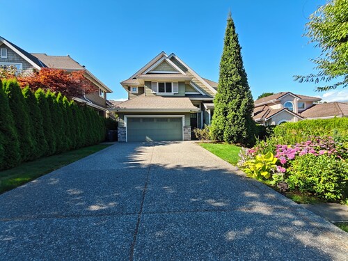 Private 1000 sq ft King Suite • 4 Min to East Beach • Sleeps 4