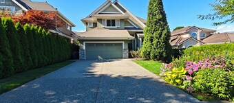 Private 1000 sq ft King Suite • 4 Min to East Beach • Sleeps 4