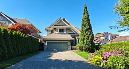 Private 1000 sq ft King Suite • 4 Min to East Beach • Sleeps 4