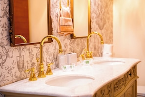 Hair dryer, towels, soap, toilet paper - Luxury Historic Suite with Private Indoor Sauna & En-Suite (Maryville)