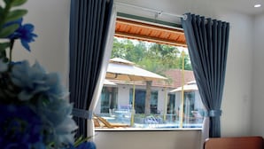 Lyxvilla - 1 kingsize-säng - utsikt mot poolen | Gratis wi-fi och sängkläder