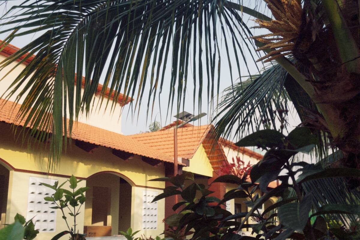 Luxury Single Room, 1 King Bed, Garden View | WiFi (free), bed sheets