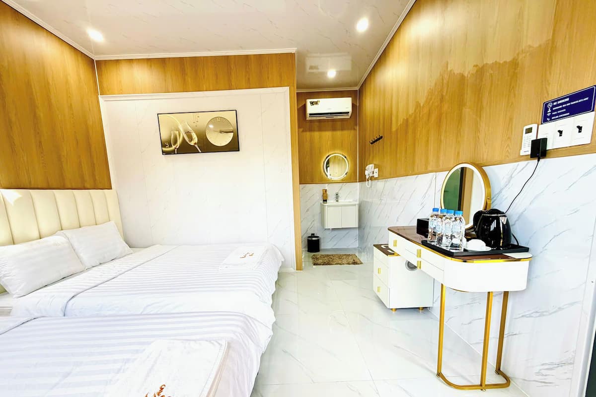 Family Quadruple Room, Patio, Courtyard View | Desk, iron/ironing board, WiFi (free), bed sheets