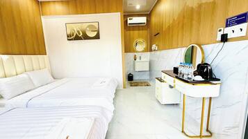 Chambre familiale avec lits jumeaux, patio, vue sur la cour intérieure | Bureau, fer et planche à repasser, accès au Wi-Fi (inclus)