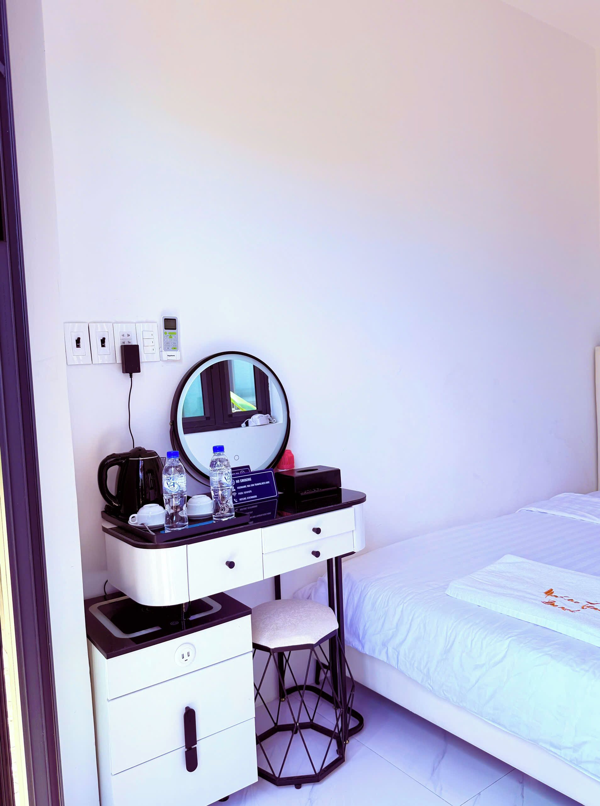 Habitación estándar doble, patio, vistas al patio | Escritorio, tabla de planchar con plancha, wifi gratis y ropa de cama