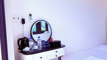 Habitación estándar doble, patio, vistas al patio | Escritorio, tabla de planchar con plancha, wifi gratis y ropa de cama