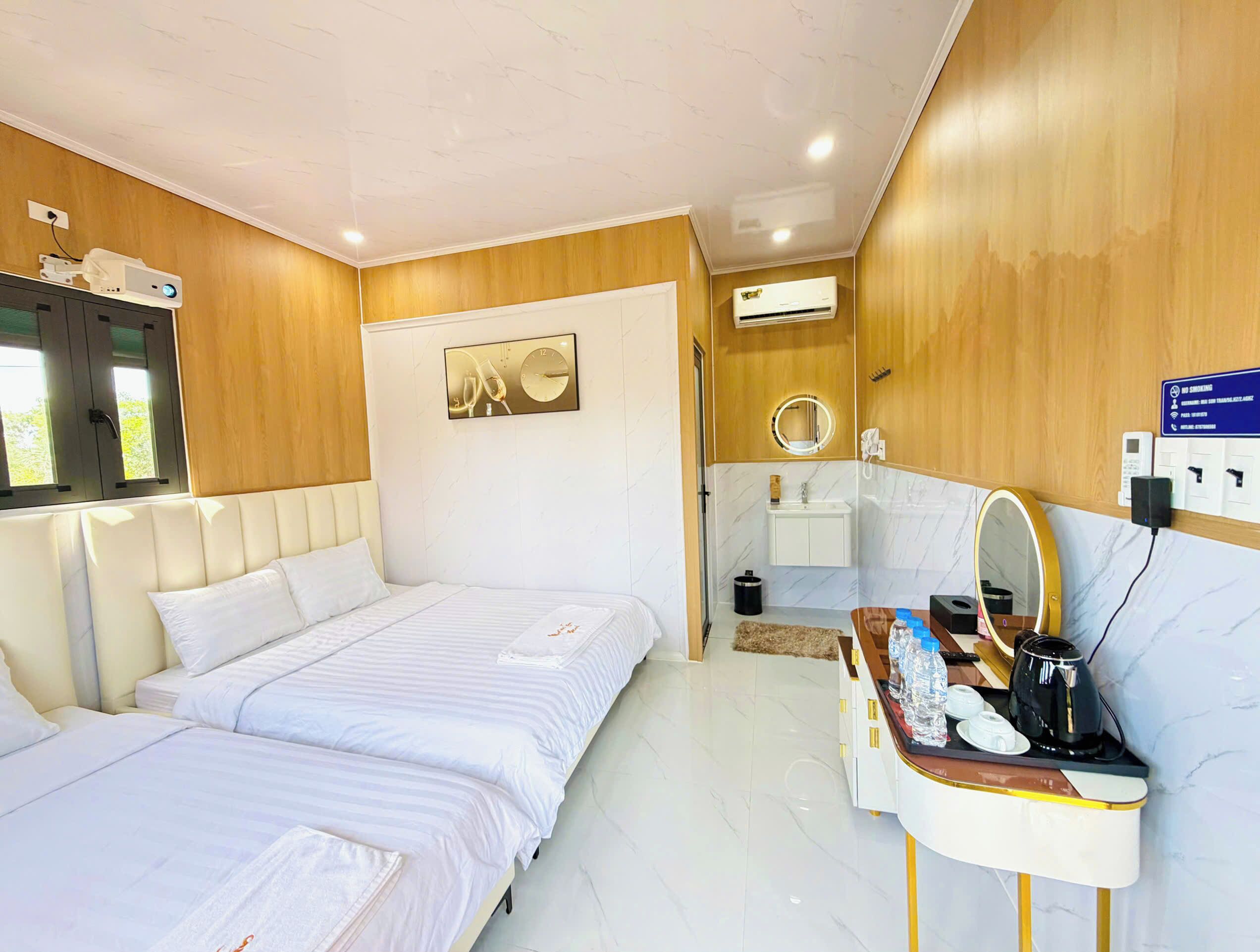 Chambre familiale avec lits jumeaux, patio, vue sur la cour intérieure | Bureau, fer et planche à repasser, accès au Wi-Fi (inclus)