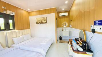 Chambre familiale avec lits jumeaux, patio, vue sur la cour intérieure | Bureau, fer et planche à repasser, accès au Wi-Fi (inclus)