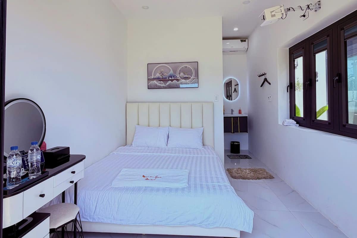 Standard Double Room, Patio, Courtyard View | Desk, iron/ironing board, WiFi (free), bed sheets