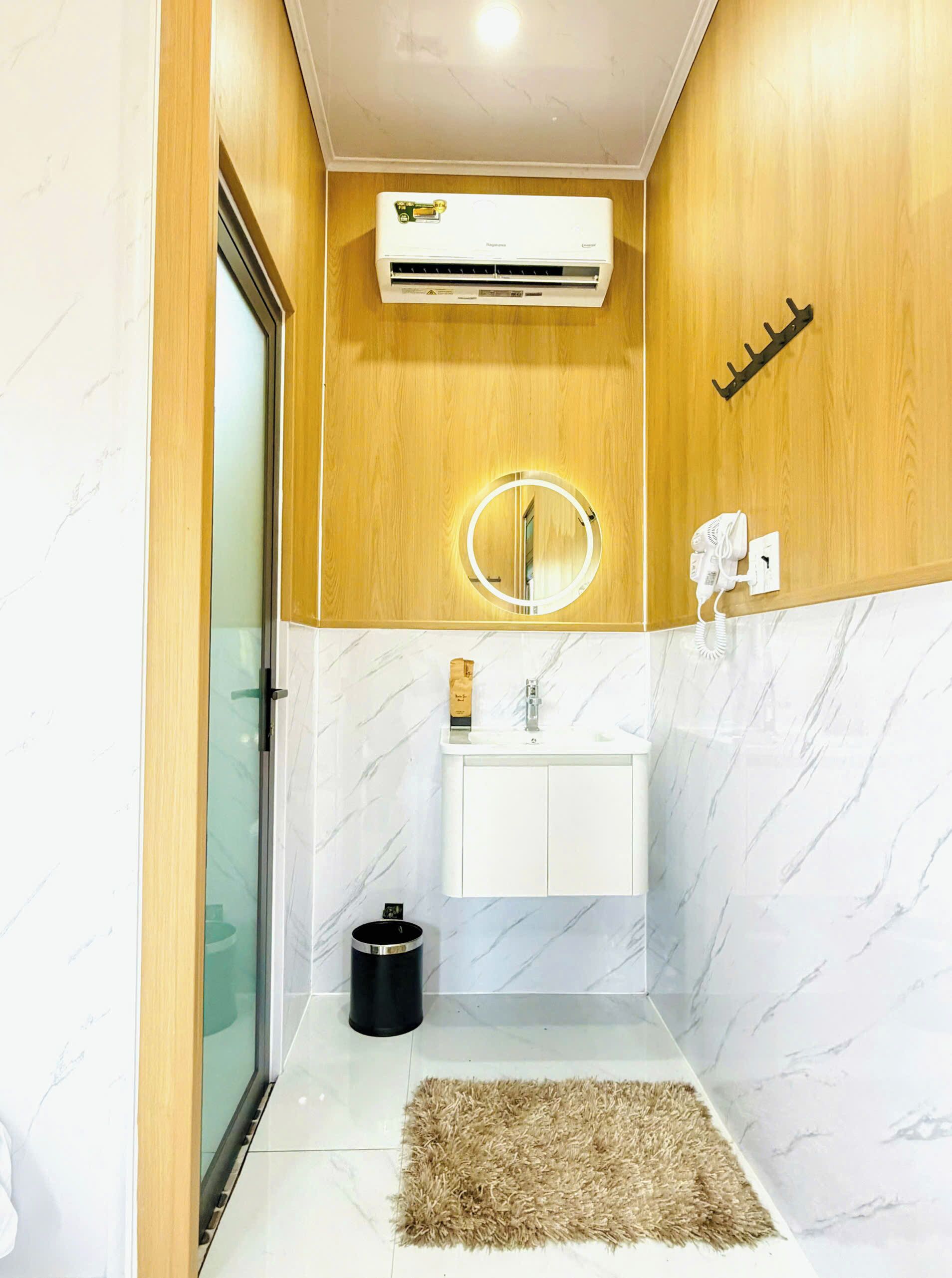 Chambre familiale avec lits jumeaux, patio, vue sur la cour intérieure | Salle de bain | Articles de toilette (gratuits), séchoir à cheveux, serviettes fournies
