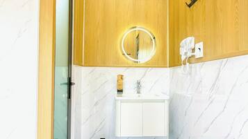 Chambre familiale avec lits jumeaux, patio, vue sur la cour intérieure | Salle de bain | Articles de toilette (gratuits), séchoir à cheveux, serviettes fournies