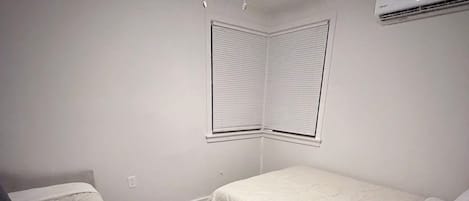2 habitaciones, tabla de planchar con plancha, wifi y ropa de cama