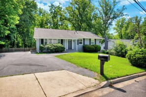 Exterior - Luxury 6BR Retreat Near National Harbor & DC (Fort Washington)