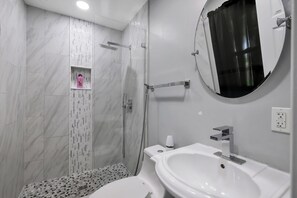 Bathroom - Luxury 6BR Retreat Near National Harbor & DC (Fort Washington)