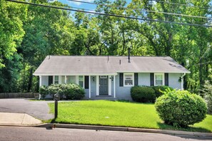 A single-story house with a front porch, a mailbox, and a well-maintained lawn. - Luxury 6BR Retreat Near National Harbor & DC (Fort Washington)