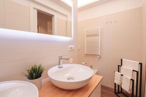 Shower, hair dryer, bidet, towels - Vrbo Property (Roma)