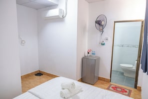 Standard Room | Bilik Mandi | Kelengkapan dandanan diri percuma, pengering rambut, tuala disediakan 