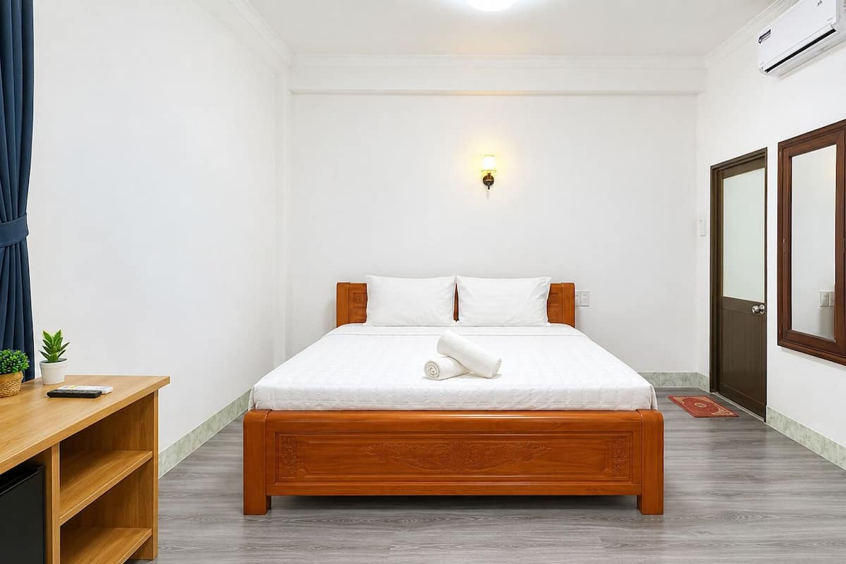 Escritorio, wifi gratis, decoración personalizada y ropa de cama